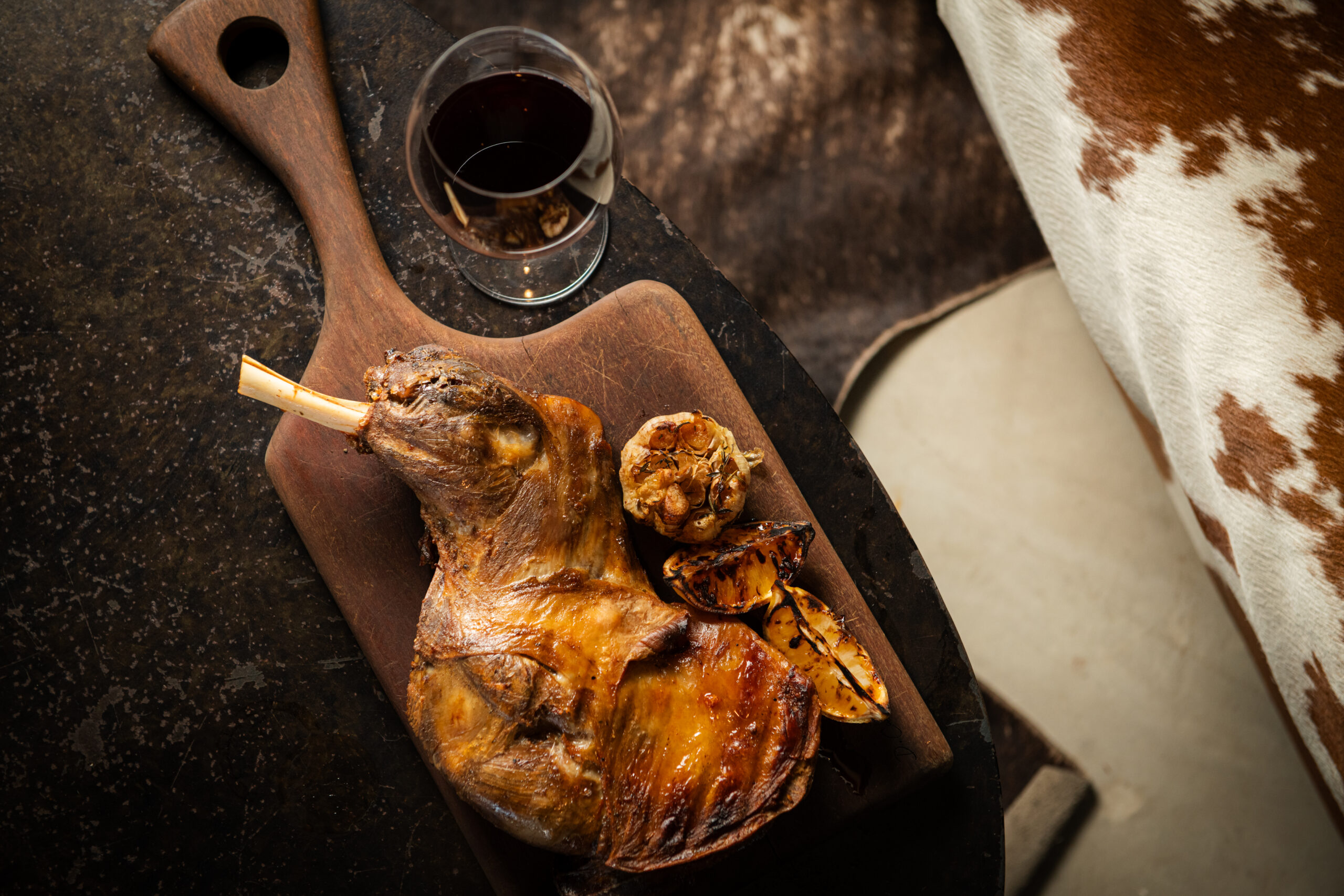 Festival Tannat & Cordero transforma antiga fábrica no Navegantes em encontro de vinho, fogo e tradição uruguaia